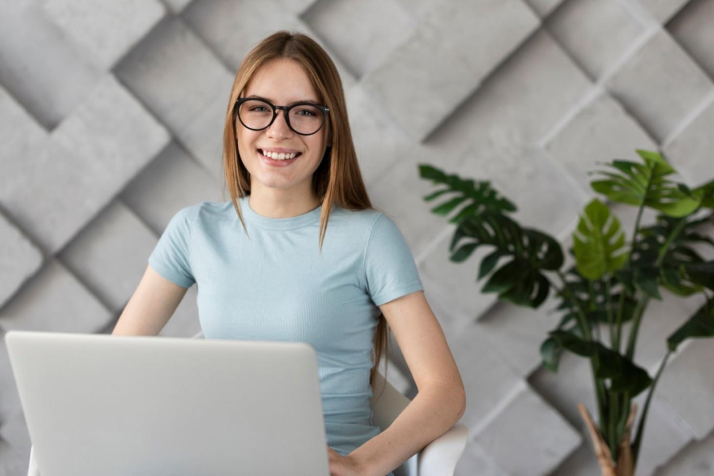 Session de formation en finance personnelle avec documents et calculatrice